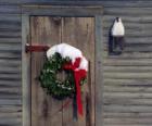 Çelengi Noel bir evin kapısında asılı